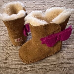 EUC UGG Baby Girl Suede Winter Boots, Hot Pink Bow, Size 2-3